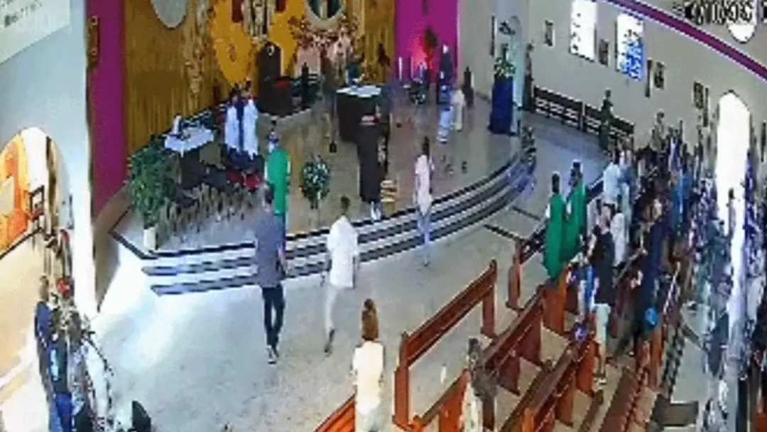 Caraguatatuba, SP. Um homem invadiu a Catedral do Divino Espírito Santo e se aproximou de Dom José Carlos durante a mis…