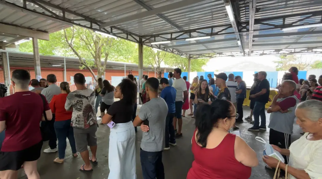 Fila de até 1h20 no colégio eleitoral maior de Piracicaba. Muita gente esperando para votar no primeiro turno de 2026. …