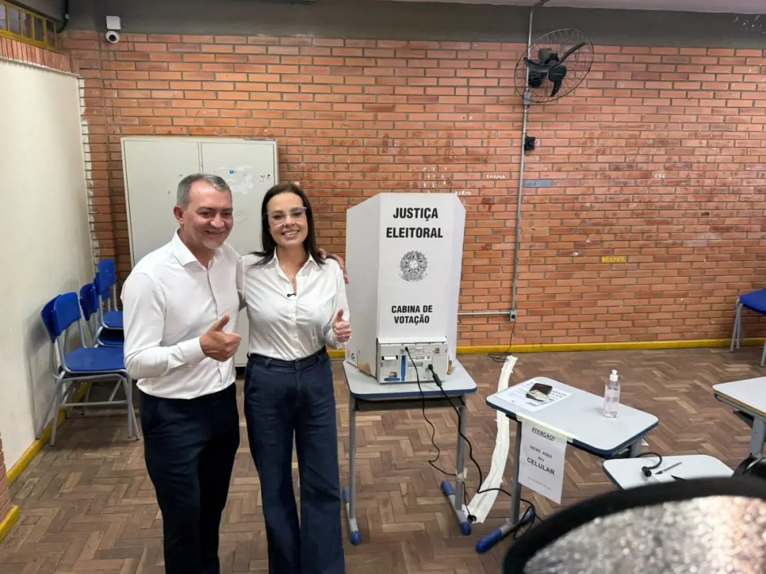 Juliana Brizola votou em Porto Alegre neste domingo, acompanhada de Edegar Pretto. A campanha busca diálogo para resolv…