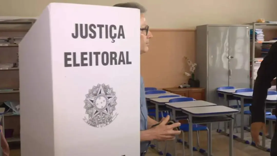Zema votou com celular na cabine da Escola Estadual Delfim Moreira, em Araxá/MG. É regra que os aparelhos fiquem deslig…