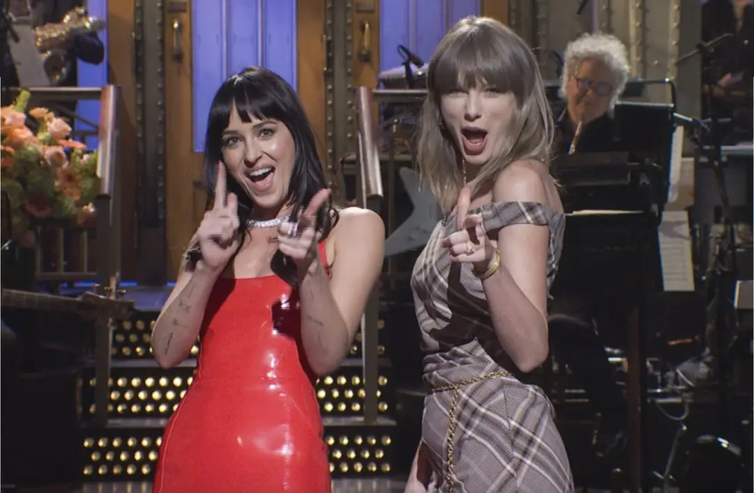 Taylor Swift apareceu no Saturday Night Live e foi apresentada por Dakota Johnson como sua terapeuta. O gesto mostra um…