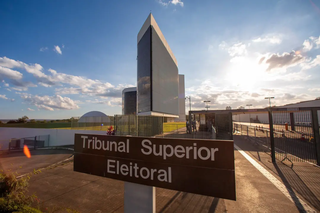 Ministério Público Eleitoral pediu ao TSE que a Meta pare a circulação de vídeo falso sobre as urnas no WhatsApp. Esse …