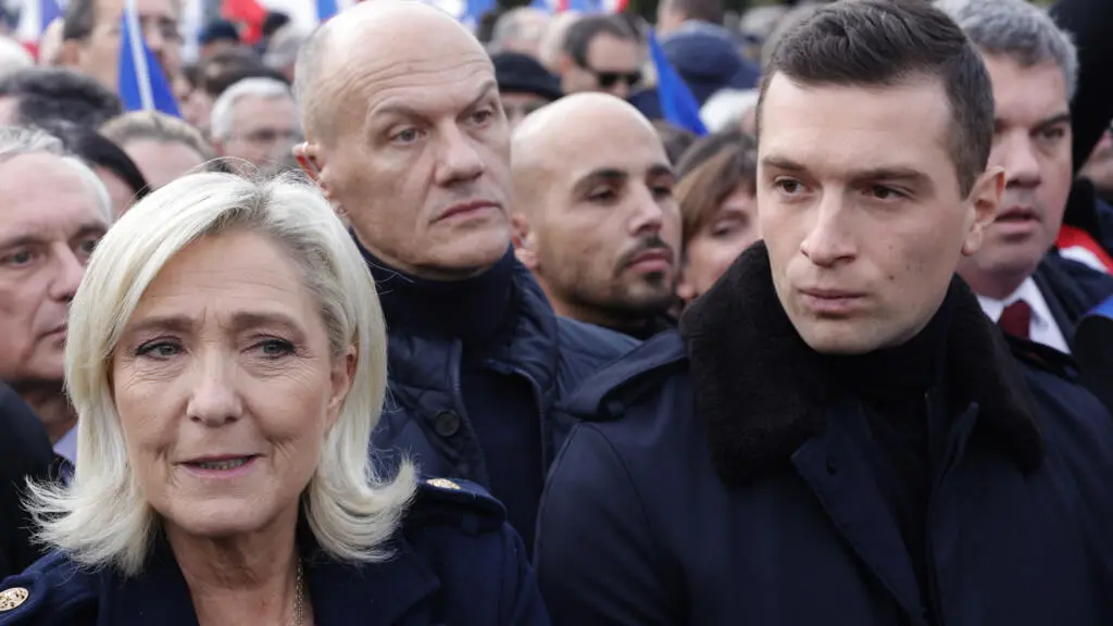 Marine Le Pen reafirmou confiança total em Jordan Bardella, mesmo após acusações de comentários antissemitas de 2013. E…
