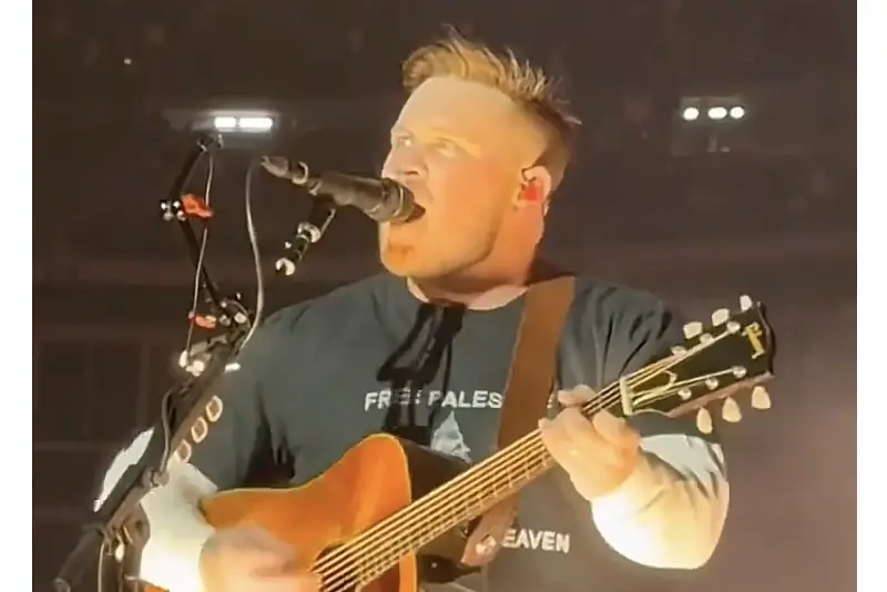 73538 pessoas assistiram ao Zach Bryan no Gillette Stadium no sábado. Aquele palco super lotado mostra a força da músic…