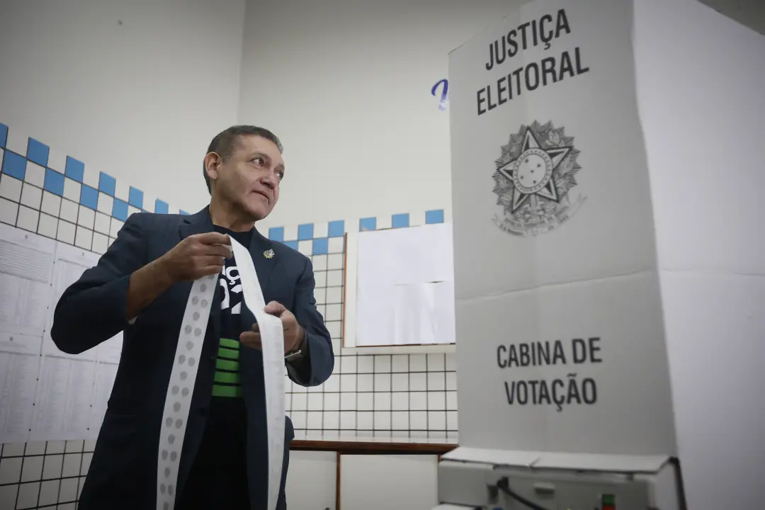 0,2% das urnas foram substituídas no país, segundo o TSE, com a alegação de que a eleição transcorre normalmente. Essa …