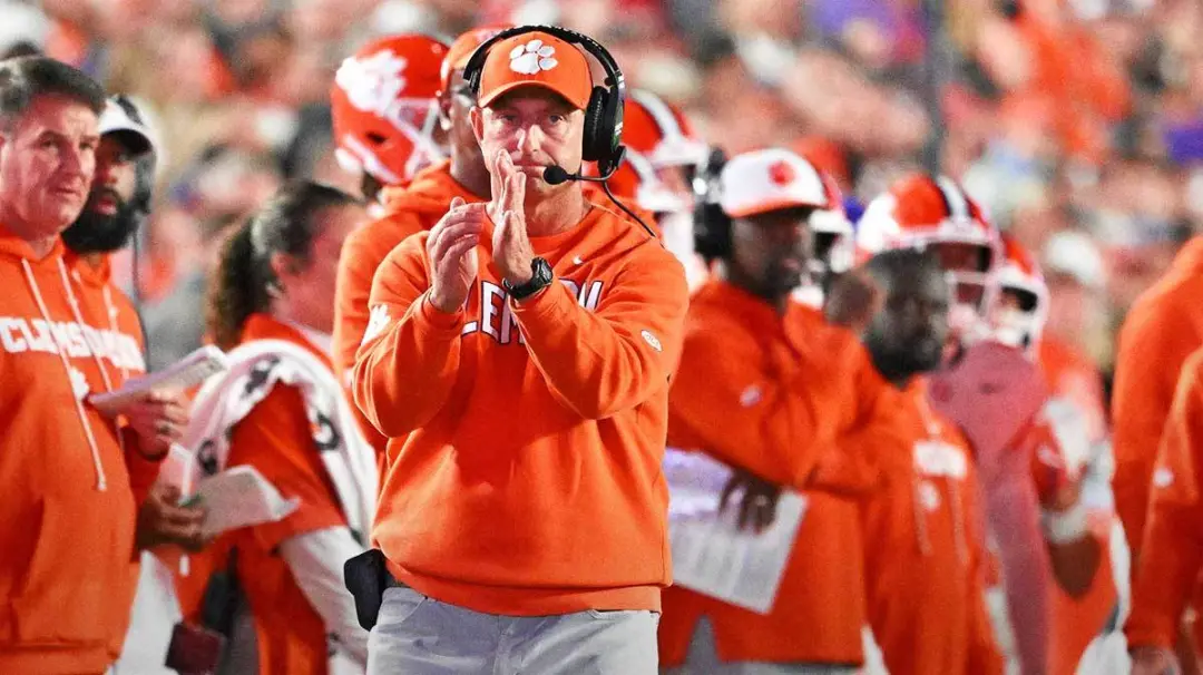 Quarenta e um a treze, Clemson perdeu pra Miami no sábado. O técnico Dabo Swinney ainda confia no time pra brigar pelo …