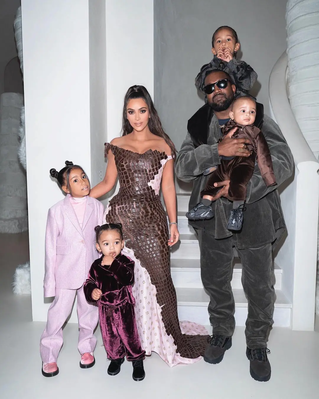 Kim Kardashian tem uma quantidade grande de babás para os filhos North, Saint, Chicago, Psalm, com idades entre 7 e 13 …
