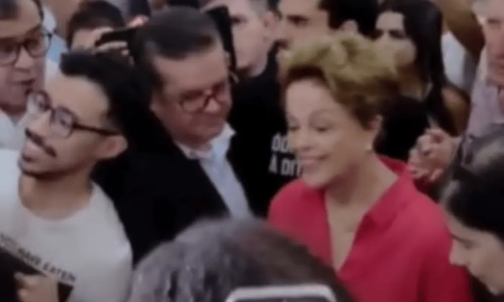 Dilma Rousseff foi vaiada em Belo Horizonte ao votar no Colégio Santa Marcelina no primeiro turno das eleições. Essa re…