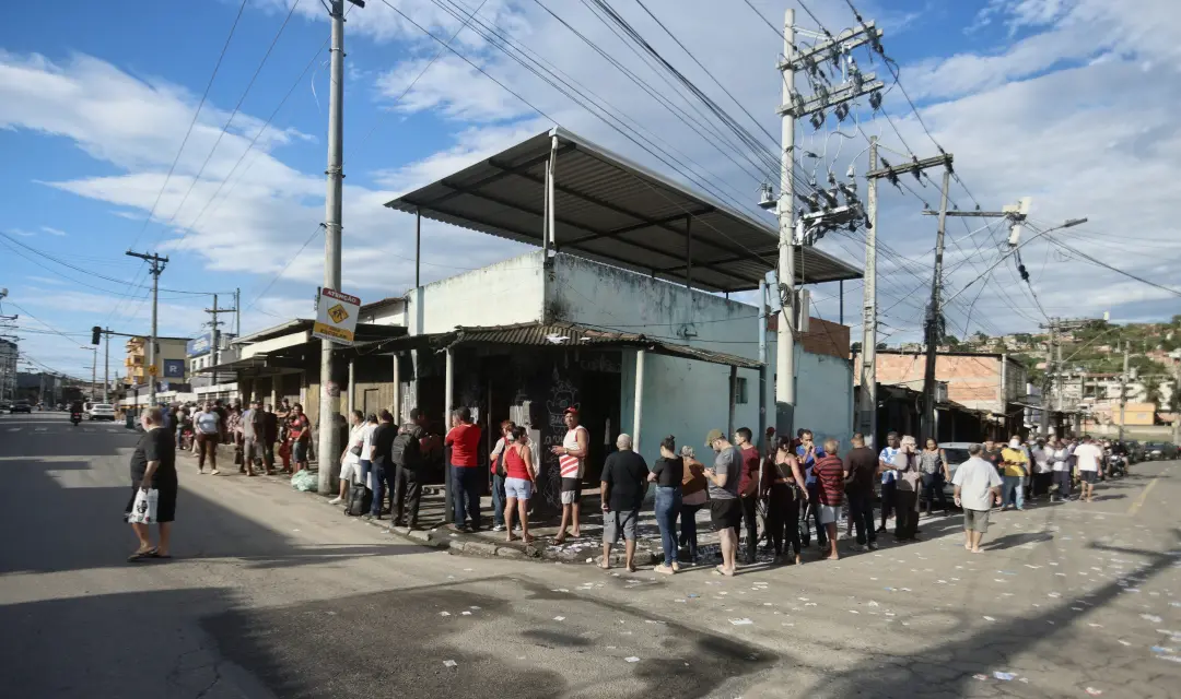 Longas filas e demora no voto no Rio de Janeiro. A soma de 19 algarismos para digitar, mais mudanças de seção, tá dific…