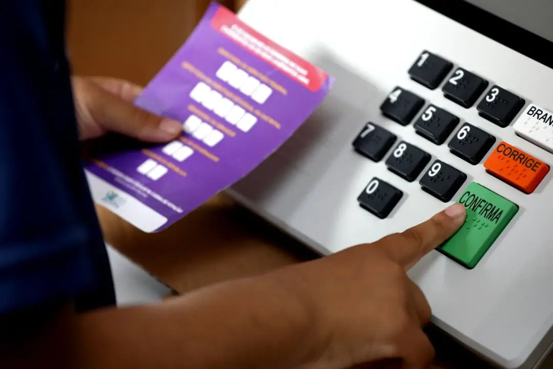 Cada seção eleitoral conclui a contagem e imprime o Boletim de Urna antes dos dados irem ao TSE. Essa checagem permite …
