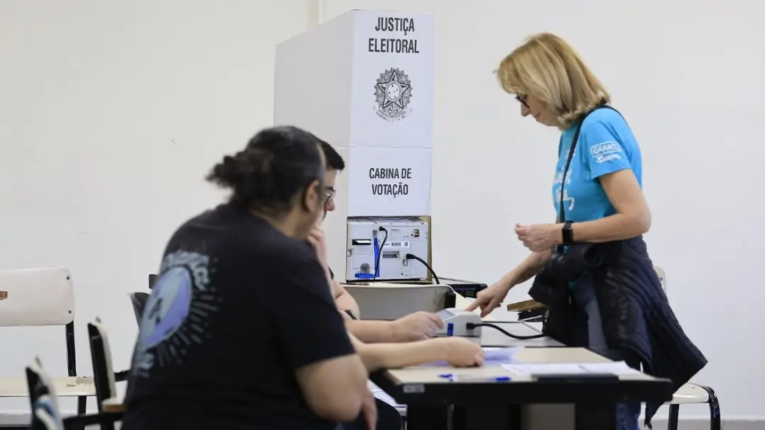 Vinte e uma ocorrências com urnas e doze prisões foram registradas pelo TRE-PA no primeiro turno das Eleições 2026. Sub…