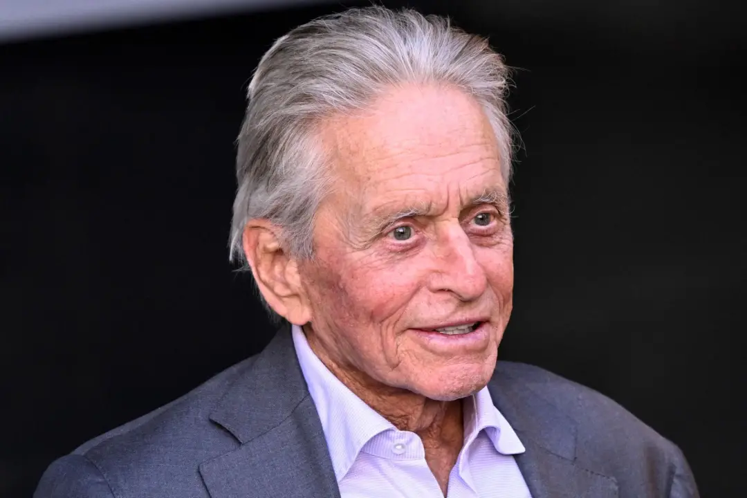 Michael Douglas, com 82 anos, negou ser viciado em sexo após revelar um caso com Kathleen Turner durante a filmagem de …