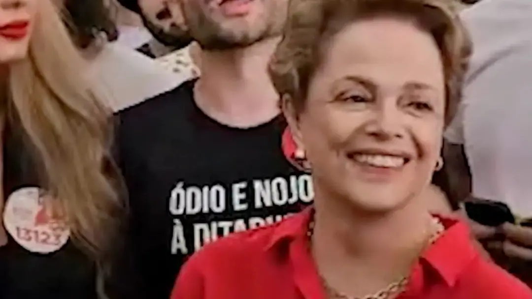 Belo Horizonte, em 4 de outubro de 2026, a ex-presidente Dilma Rousseff foi recebida com vaias ao chegar para votar. Ve…