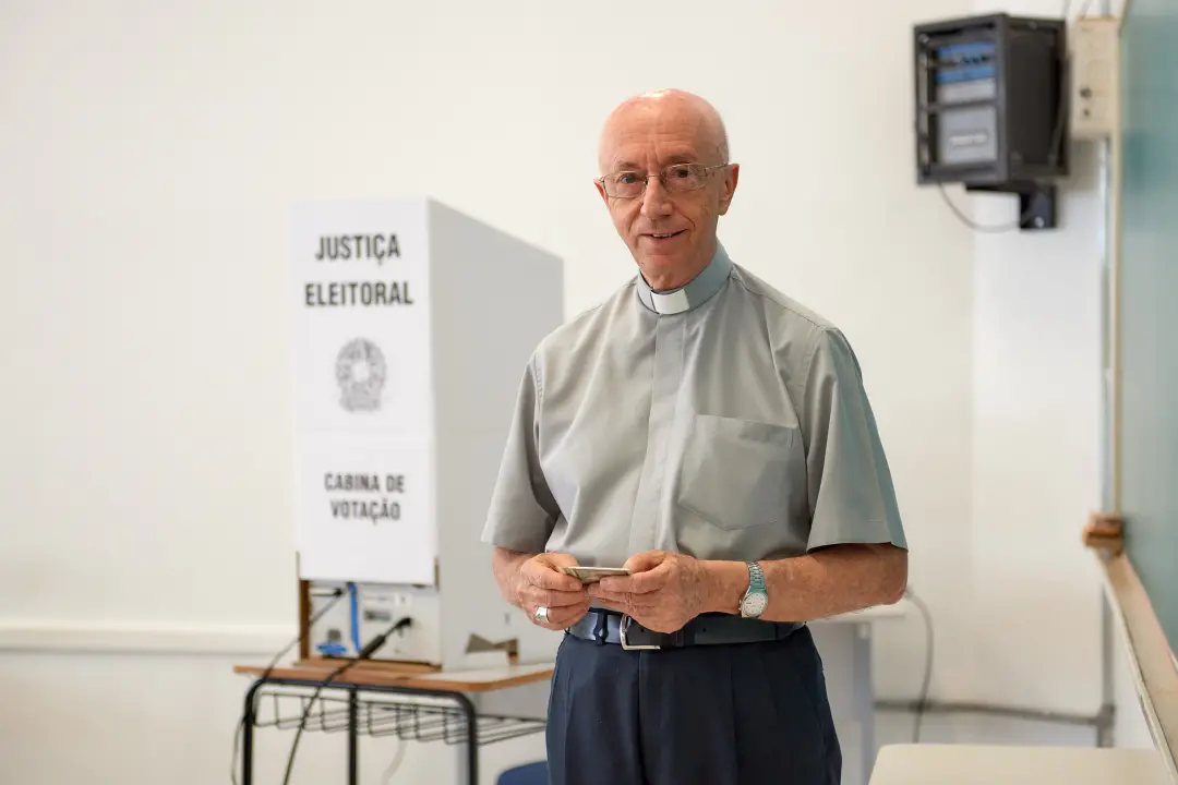Dom Paulo Roberto Beloto votou nas primeiras horas de domingo em Franca, SP. Ele falou que a comunidade tem rezado para…