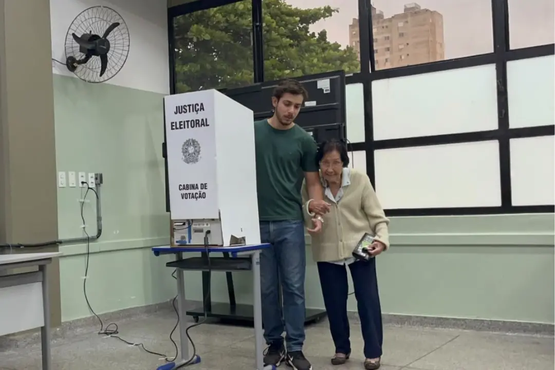 Zita Ishikawa Barbosa, com 102 anos, votou em Campo Grande mesmo enfrentando chuva. Ela disse que é uma obrigação e que…