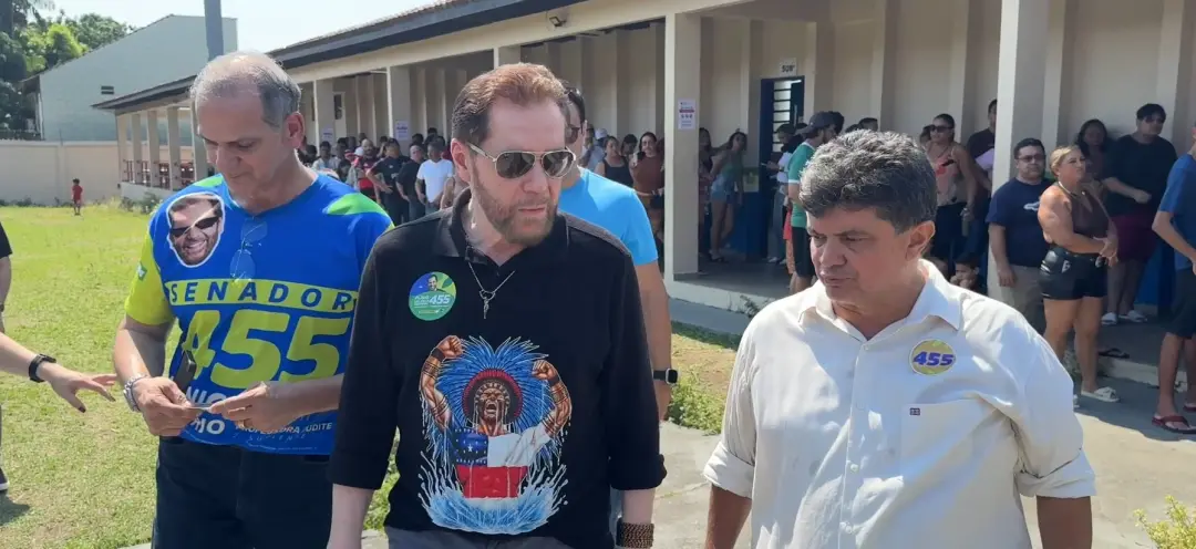 Plínio Valério votou em Manaus neste domingo, chegando por volta das 10h50 na Escola Estadual Marechal Hermes. A ausênc…