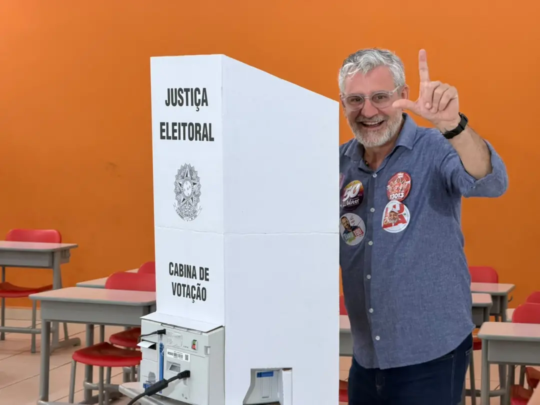 Professor Witer Naves do PSOL votou em Palmas neste domingo. Ele falou que o Tocantins tem duas escolhas, um caminho an…
