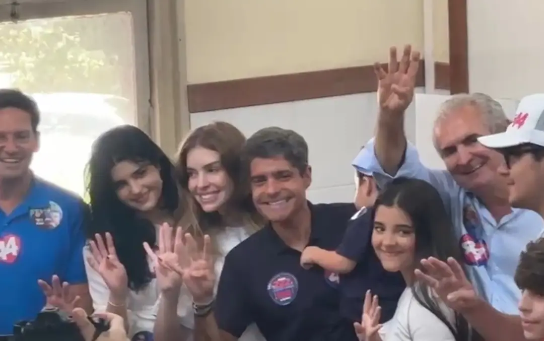 ACM Neto votou na Ufba, em Salvador, acompanhado da família e dos candidatos ao senado João Roma e Angelo Coronel. A is…