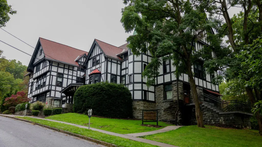 Cornell University, no caso da acusação de estupro por sete estudantes, tem a vítima sendo alvo de ameaças, informou se…