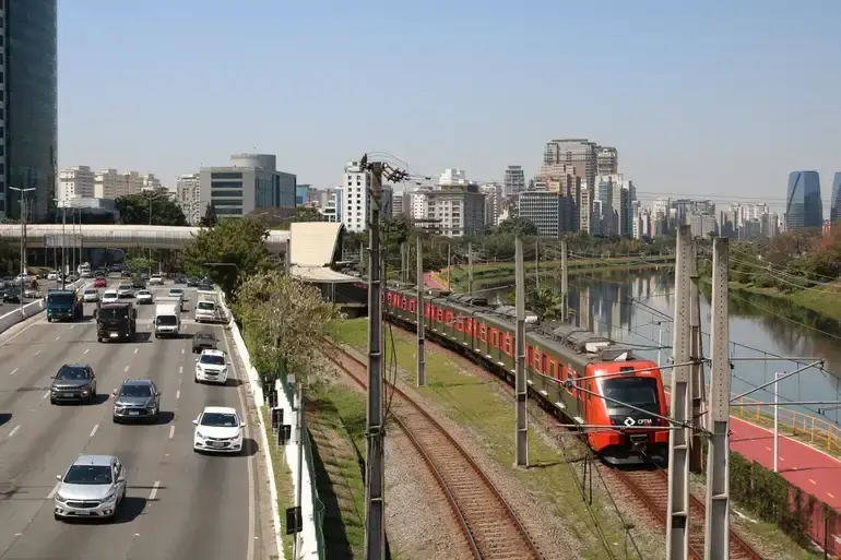 São Paulo terá transporte público gratuito nos dias de votação de 2026. Nos trens, a gratuidade é das 6h às 20h, e para…