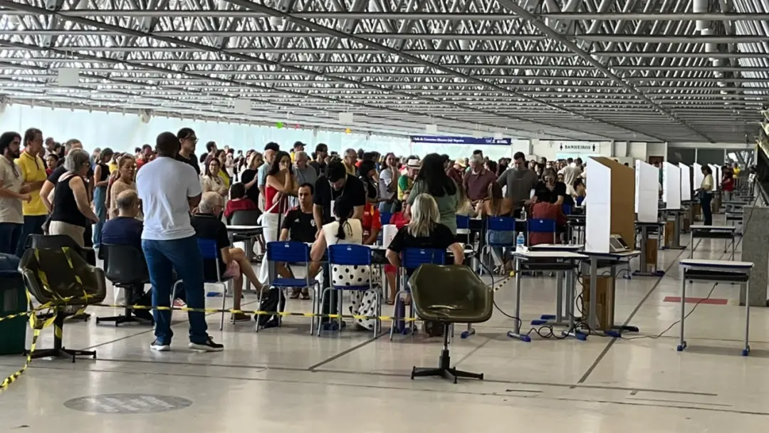 17 urnas foram trocadas na Paraíba durante o início da votação e policiais prenderam pessoas por distribuição de materi…