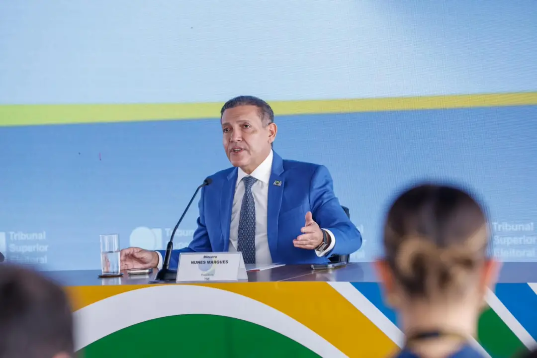 Presidente do TSE disse não ter sinais de interferencia estrangeira, mas 1.121 urnas foram substituidas durante a votac…