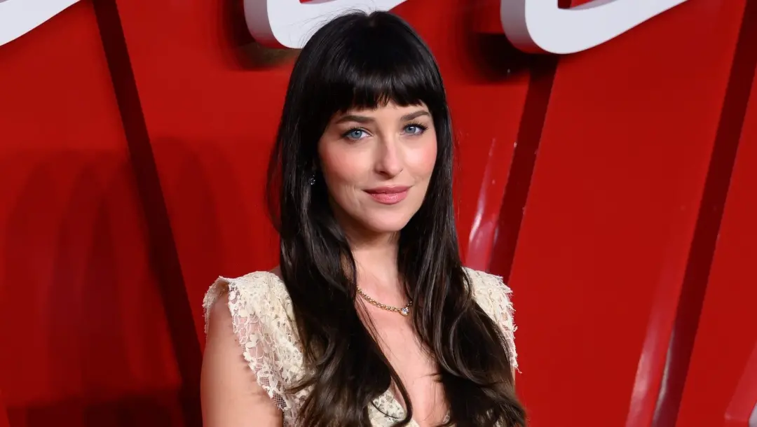 Dakota Johnson e Role Model terminaram em 2026. É um ciclo que sempre gera muita fofoca, mas afinal quem paga a conta d…