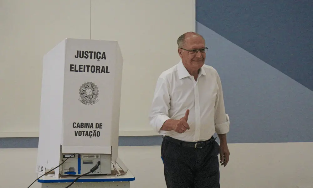 Geraldo Alckmin votou em um colégio na zona oeste de São Paulo, após acompanhar Lula em São Bernardo do Campo. A gente …