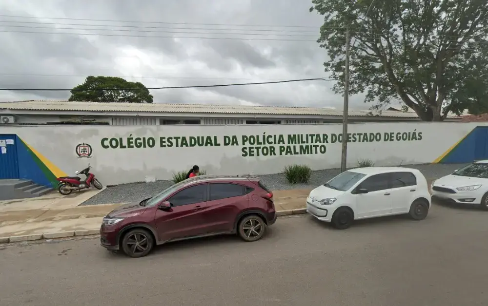 Colégio Estadual da Polícia Militar de Goiás teve eleitores obrigados a tirar adesivos do PT no domingo 4. Isso levanta…