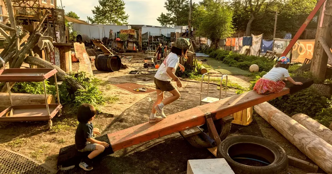The Yard em Nova York tem playground com serras e martelos pra criança. A ideia é tirar o pessoal das telas e dar espaç…