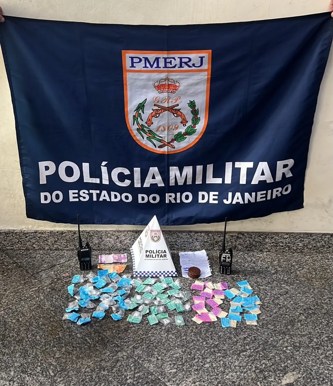 Linha Amarela, cinco celulares e simulacro apreendidos na madrugada de domingo. Duas ocorrências no Rio de Janeiro, com…