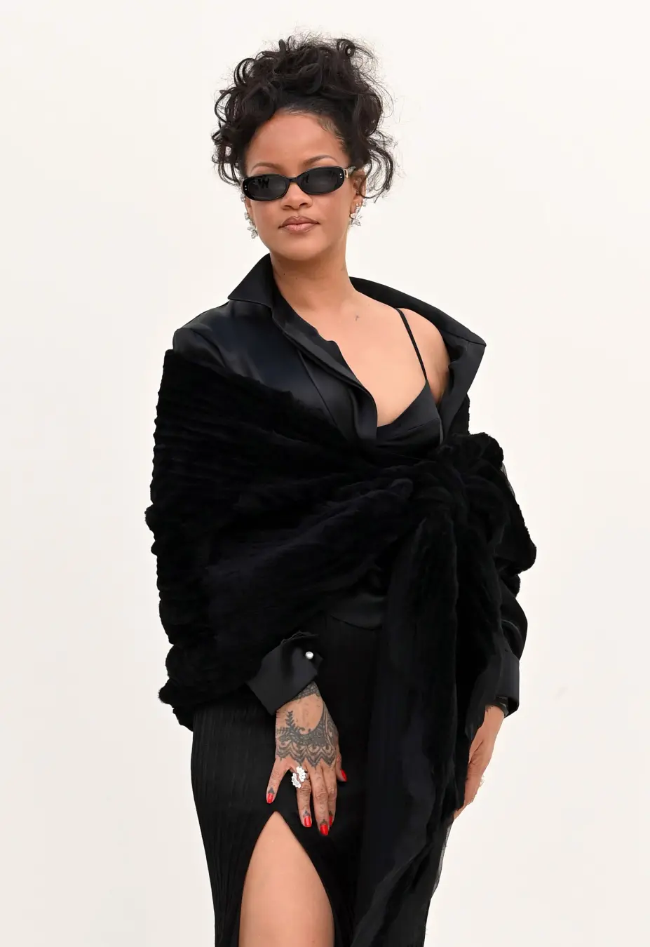Rihanna responde a um comentário de EJ Johnson na Paris Fashion Week com uma única palavra. A gaivota de Beverly Hills …