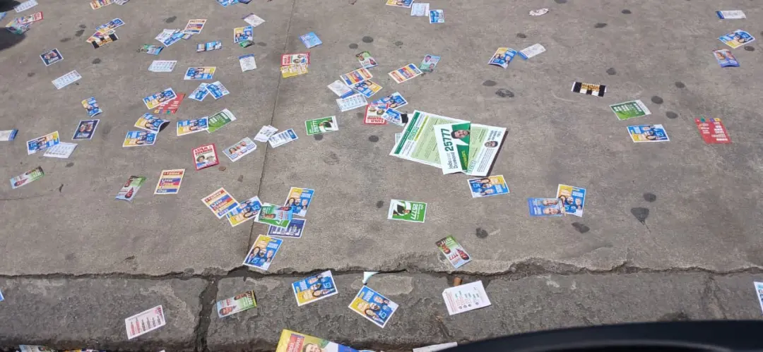 Bonsucesso, Zona Norte, teve vários santinhos espalhados no chão perto do Centro Universitário Augusto Motta. A quantid…
