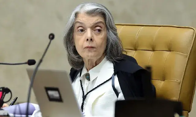 Cármen Lúcia votou no Colégio Santo Agostinho, em Belo Horizonte, neste domingo, e agradeceu à imprensa pelo trabalho d…