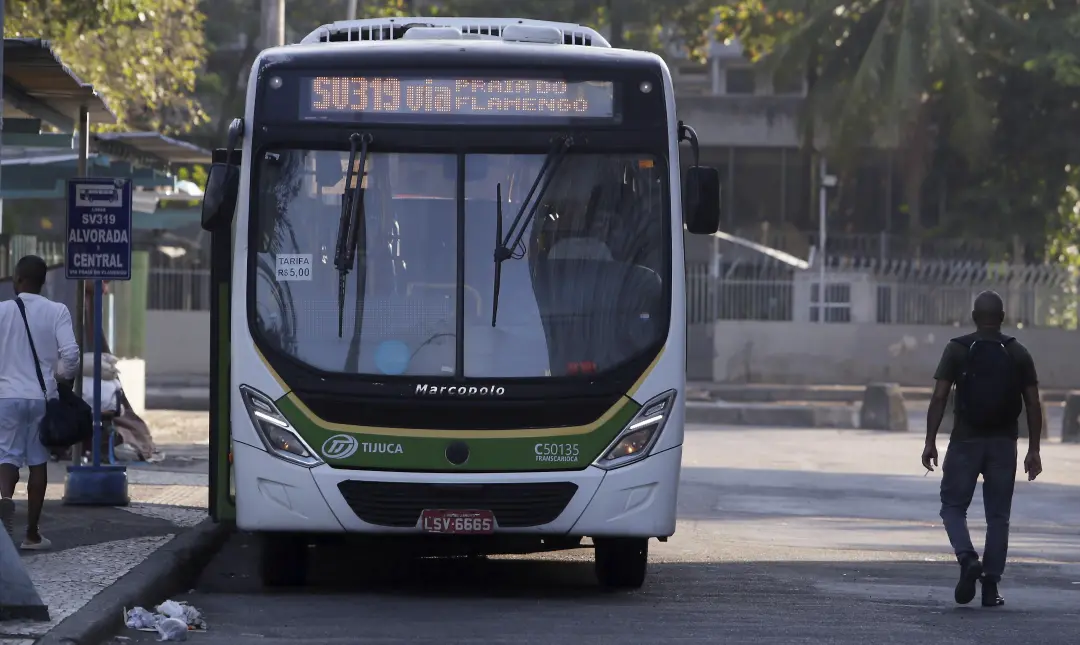 4 ônibus do Rio operaram em horário de dia útil no domingo de eleição. A gratuidade de 6h às 20h nos transportes munici…