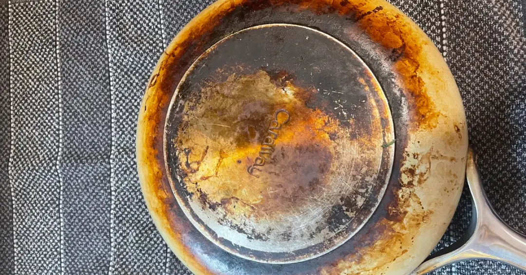 Panela de cerâmica queimada, a limpeza exige cuidado para não danificar o revestimento antiaderente. Bicarbonato ou vin…