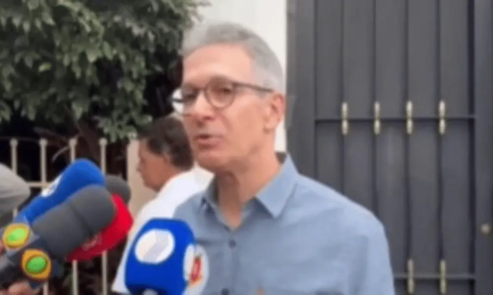 Romeu Zema foi flagrado usando celular na cabine de votação em Araxá, Minas Gerais. A legislação proíbe isso para garan…