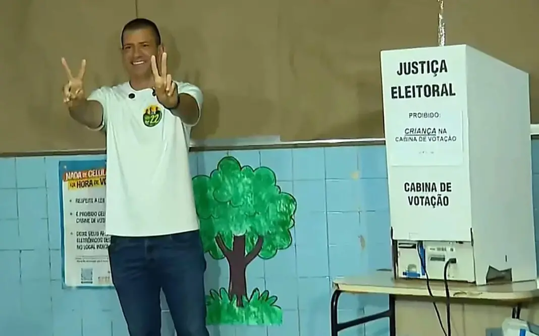 Douglas Ruas votou em São Gonçalo no domingo, e falou em vitória no primeiro turno. A confiança dele no resultado é vis…