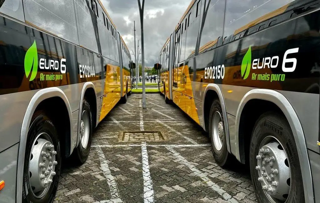 Três mil e vinte e cinco ônibus e trinta e quatrocentos veículos do BRT rodando no Rio domingo, com transporte gratuito…