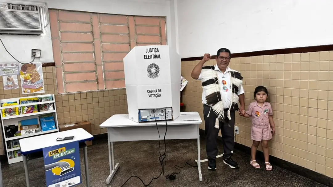 Isael Munduruku votou em Manaus acompanhado da filha de 4 anos. A participação popular é fundamental para fortalecer o …
