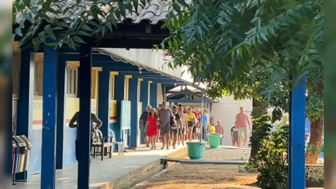 Escola Rio Tapajós, maior colégio eleitoral de Santarém, teve correria na abertura dos portões com cerca de 3 mil eleit…