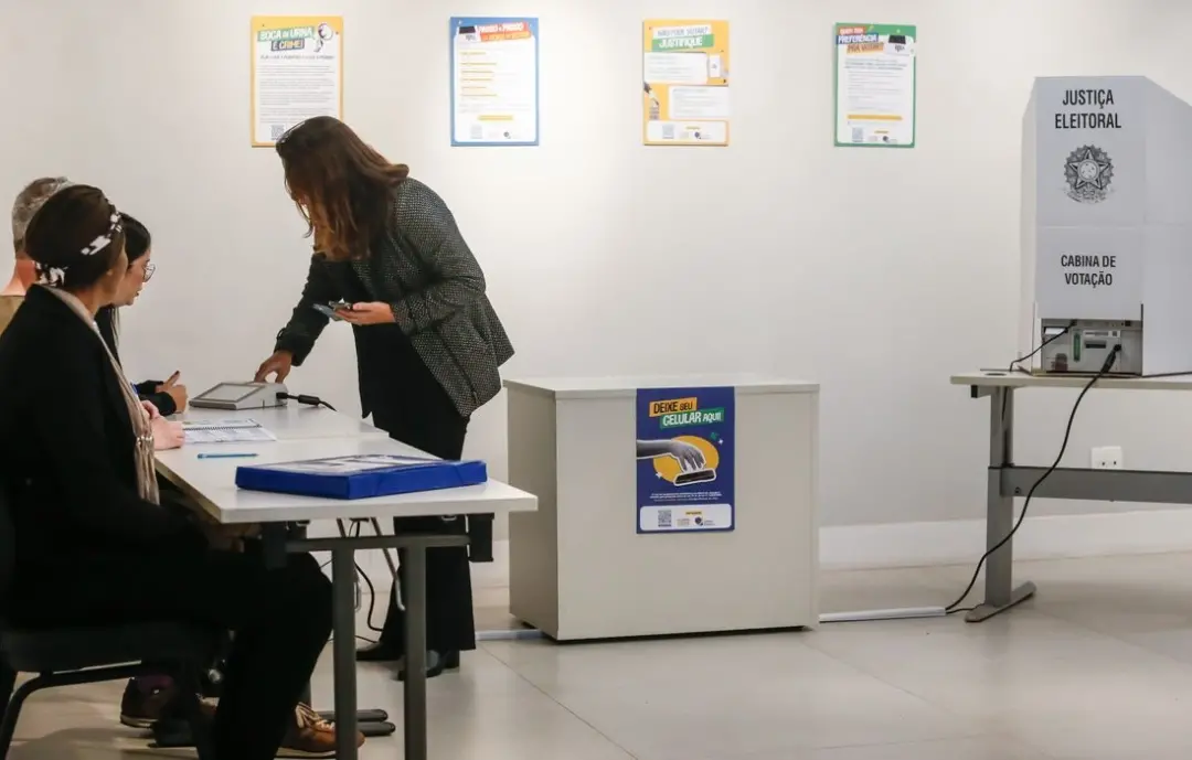 1,43 milhão de pessoas justificaram votos às 9h30 no TSE. O alto número, junto com a abstenção, mostra que a participaç…