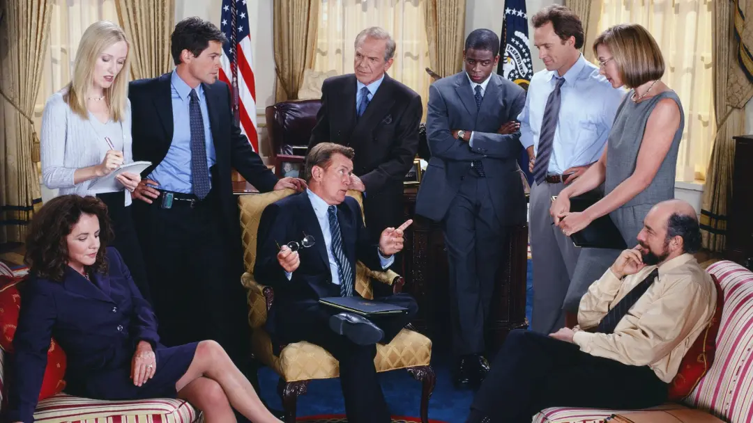 Bradley Whitford busca um revival de The West Wing. Essa novela precisa de um retorno porque o roteiro original tinha p…