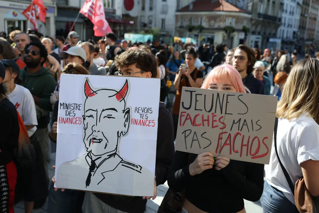 Entre 400 e 500 escolas de Ensino Médio na França suspenderão aulas por segurança devido aos protestos. Os estudantes p…