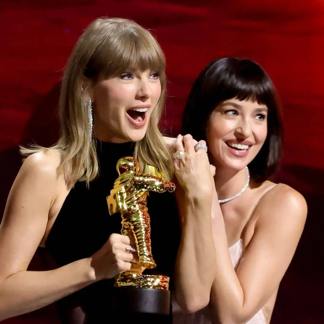 Taylor Swift apareceu de surpresa no Saturday Night Live enquanto Dakota Johnson estava apresentando. É legal ver as am…