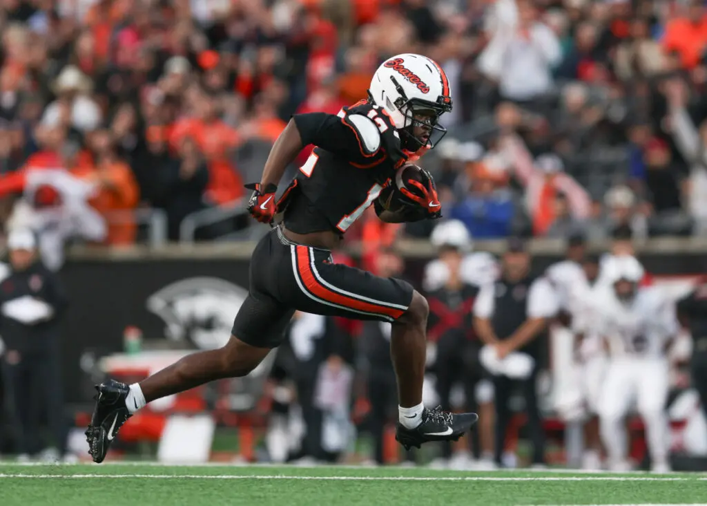 Jesse Legree, calouro do Oregon State, está atrás apenas de Jeremiah Smith no ranking nacional de jardas recebidas com …