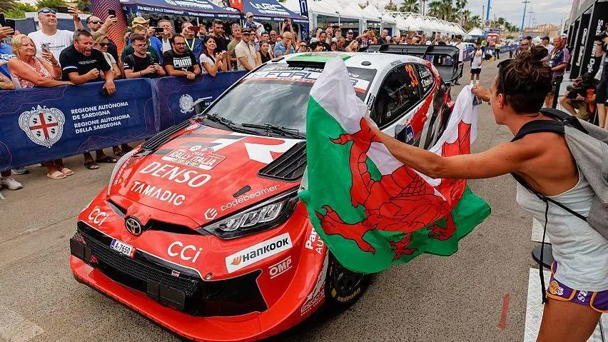 Evans é campeão mundial WRC depois do acidente de Solberg na Rally Italia Sardegna. A vitória, após o rival bater a men…