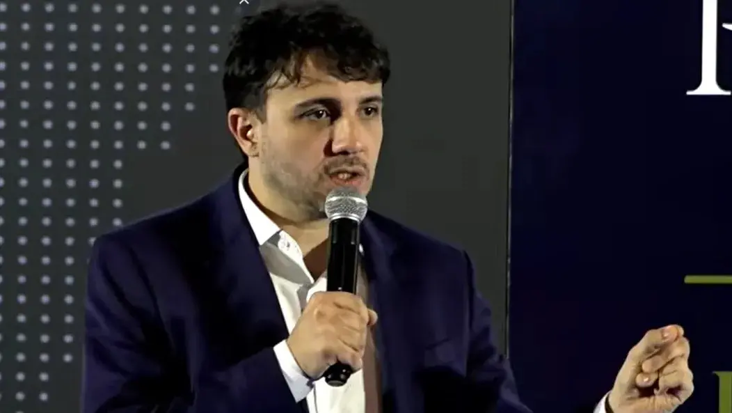 Renan Santos votou em Vila Friburgo, São Paulo, neste domingo. É bizarro ver essa eleição construída para ser vazia, co…