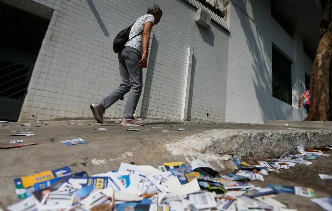 Mais de 158 milhões de eleitores vão votar no domingo, mas práticas como boca de urna e compra de votos comprometem a l…