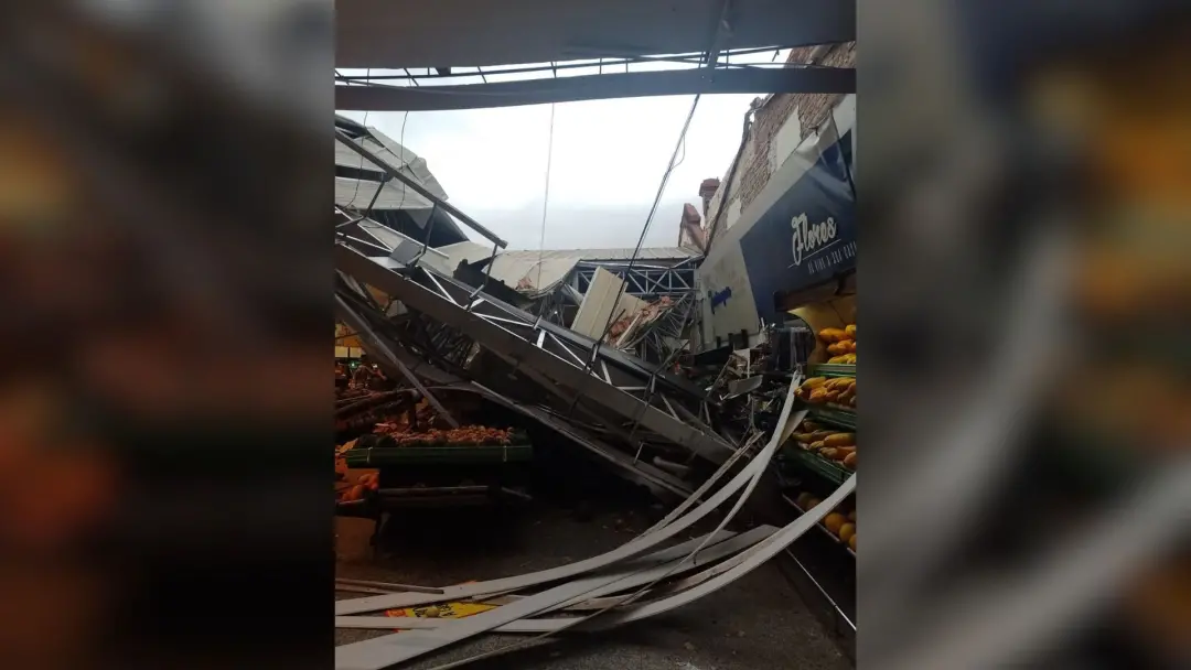Supermercados Rondon Cobrac em Araçatuba teve parte do teto desabando por causa do temporal. Estrutura caindo assim mos…